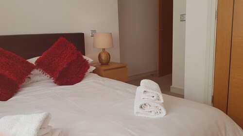 Comfy & Quiet Apartment in Guildford Town Centre with Parking