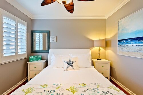 2021 10% OFF - Waterfront Beach Home w/ Amazing Views, Jacuzzi + Deck