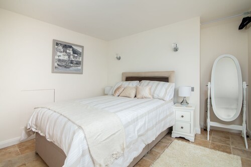 Quay Cottage - a holiday cottage that sleeps 4 guests in 2 bedrooms