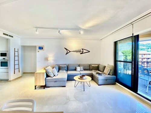 Apartamento de lujo con excelentes vistas al mar de la bahía de Jávea, cerca de servicios y playas.
