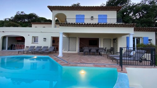 Superbe Villa Vue Mer Avec Piscine Dans Le Golf De St Tropez (classée 5 étoiles)