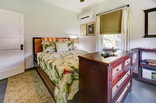 Charming Waimea Beach Cottage with A/C across the Ocean