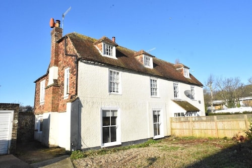 Ground floor flat in historic Hythe, close to town centre, beach & Eurotunnel
