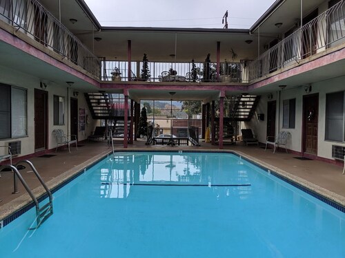 60's Modern, Mountain Views, Pool, Near Studios and All L.A. Attractions!