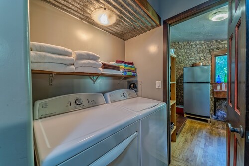 Private cabin close to lagoons, beaches, & the Redwood Parks