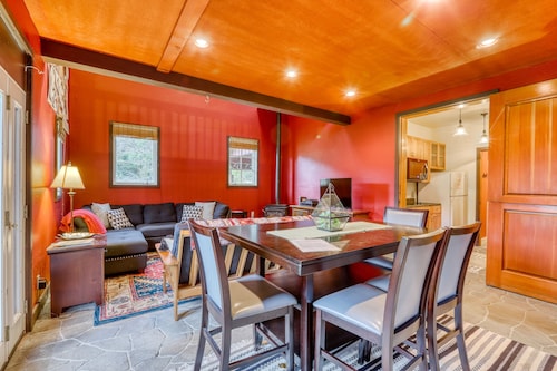 Upgraded two-story loft w/mountain views and gas fireplace