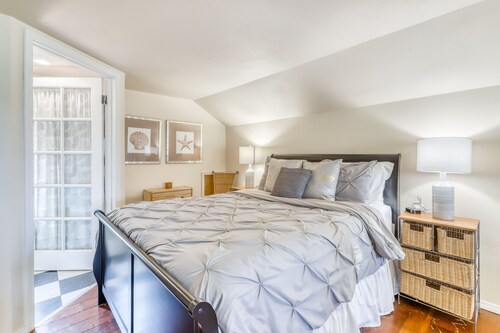 Coastal retreat in a rural setting w/marvelous views, Ping-Pong table, & firepit