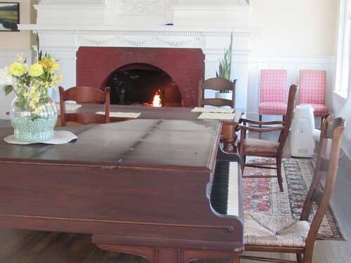 Historic Down-Town, Penthouse, Fire Side Piano! Come On Home for the Holidays