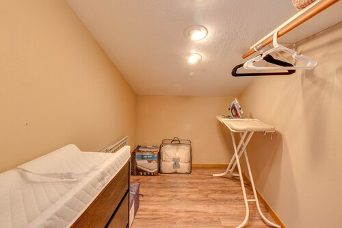 Cozy cabin for two w/ a furnished deck & grassy yard - close to hiking trails