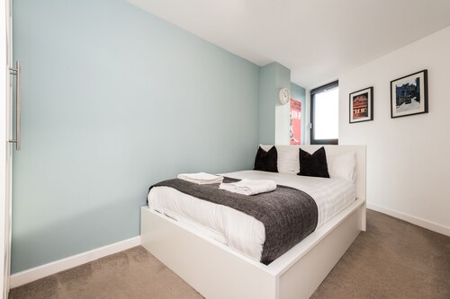 Central Penthouse w/ Balcony views + FREE PARKING!