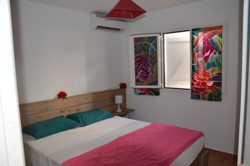 Sainte Anne ,Village Caraïbes ,"LES TAMAYAS"Apt T2 jardins vue mer