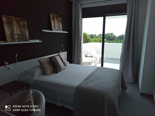 BELLA GALERA modern house, large pool and jacuzzi