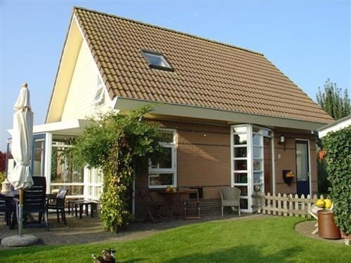 Schitterende woning aan water met eigen bootsteiger en tretboot
