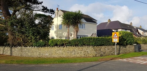 Spacious 4 Bed House, close to beach with large south facing garden