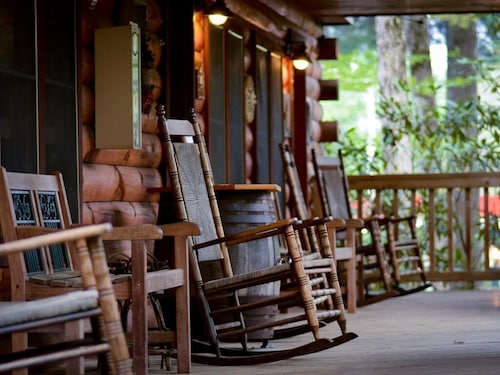 Laurelwood Inn