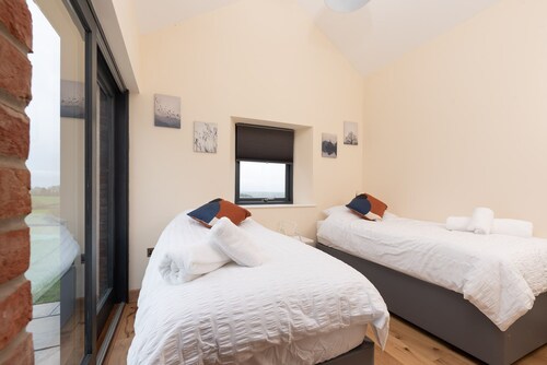 Pretty, 2-bedroom barn conversion with hot tub close to North Devon beaches