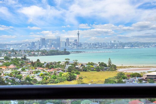 Sea City Views Takapuna Studio w Carpark