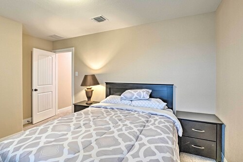 Spacious Suburban Family Home ~ 16 Miles to Austin