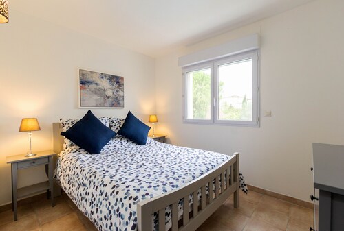 Piscine privée, vues, climatisation, à pied de la ville avec marché, boutiques et restaurants