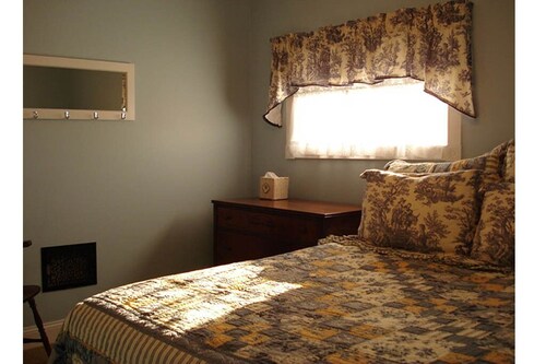 Bright Remodeled 3br in town, walk to beach and bay!