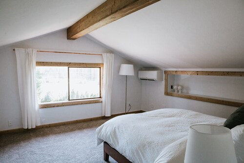 Newly remodeled, spacious 3 bedroom retreat