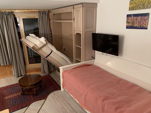 Grand Studio 32 m2 dans immeuble classé , rénové, calme, ski au pied, balcon