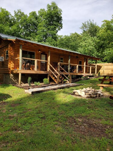 Christmas Lake Log Cabin 2BR plus a loft in our family retreat on Lake Hamilton