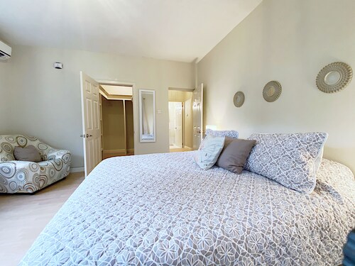 Large 1 Bed + FREE amenities + Close to everything