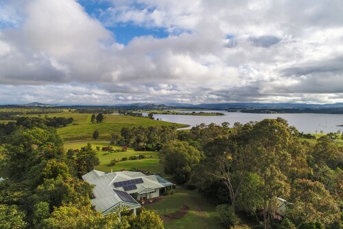 Overlooking Lake Tinaroo, perfect for family's, water sking, a break away.