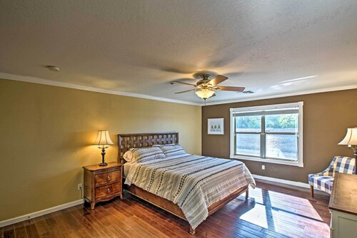 Chic Home w/ Patio & Pool - 12 Mi to Dtwn Phoenix!