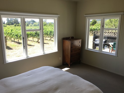 Tuki Vineyard Cottage - luxury one bedroom villa overlooking vineyard
