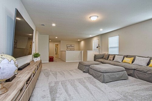 Beautiful 7 Bedroom!! Resort Community w/ Lazy River & Tiki Bar, Game Room, Free Wifi, BBQ Grill!!