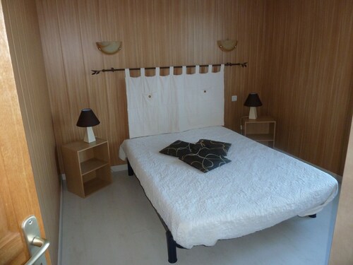 appt F2 1 etage vue mer et port bien équipé tout confort.