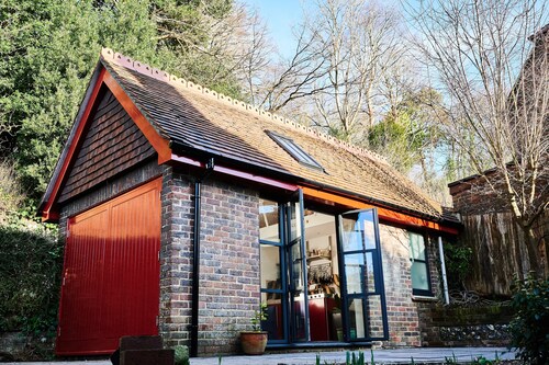 Self-contained studio w/ terrace & parking in a quiet & central location