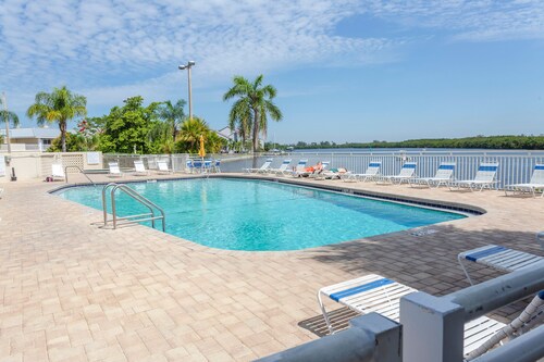 GETAWAY BEACH RESORT CONDO AT LITTLE HARBOR, 3 SWIMMING POOLS, 2 JACUZZIS