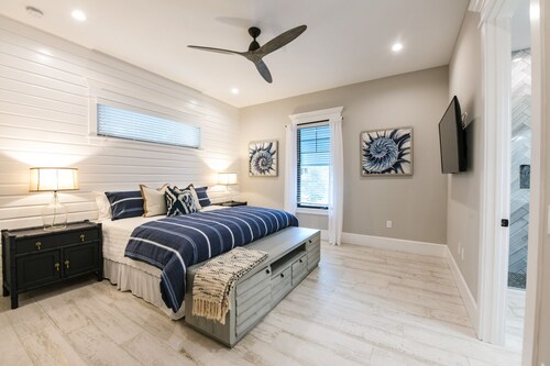Private Resort Style Pool/Spa. Outdoor Kitchen. Perfect Location. Pet Friendly