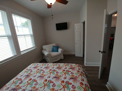 1 mile from Parris Island! Close to beaches, restaurants and shopping.. Sleeps 8