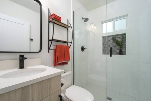 *Professionally cleaned*<br>Recently updated beautiful classic & modern 2 bedroom house