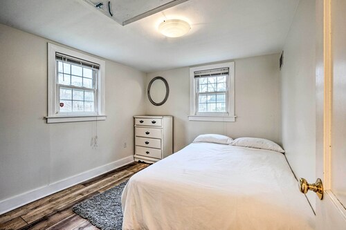 Quaint & Bright Pocasset Cottage: ~ 2 Mi to Beach!