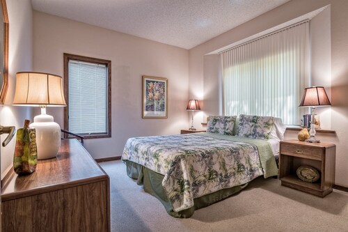 1 Redondo Way - HDTV, WIFI. Large, spacious home in Diamante subdivision minutes from 4 golf courses, Lake Balboa in Hot Springs Village Golf Resort<br><br>Large, spacious home in Diamante subdivision minutes from 4 golf courses, Lake Balboa in Hot Spr...