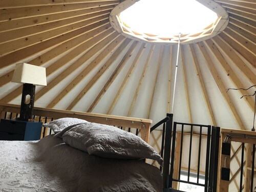 Elegant Yurt/Hot tub /Views/Hiking within 1 mile