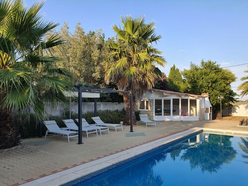 Villa familiale située dans un jardin méditerranéen avec vue sur la lagune de Thau