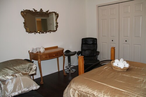 Large comfy room w private bath in a great house