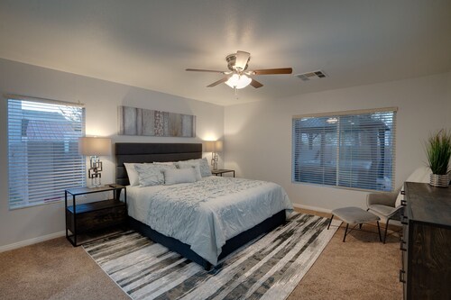 Peaceful & Cozy 3 Bed with Hot Tub!
