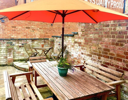 Cotswold Place - Central, Historic & Chic Townhouse for 2/3