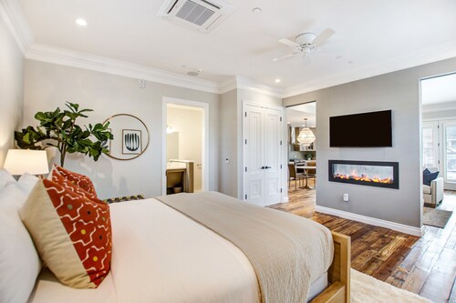 Brand New 1 Bedroom Luxury Bungalow steps from Sonoma Plaza