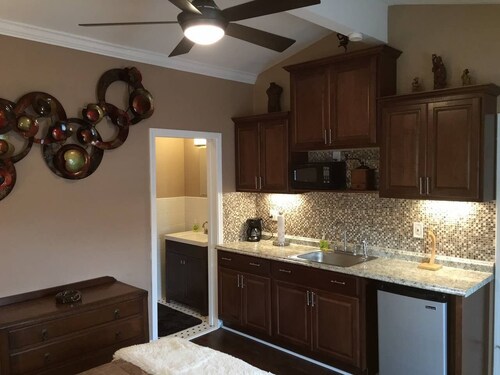 The Gatehouse - A Private Studio Apartment/Guesthouse