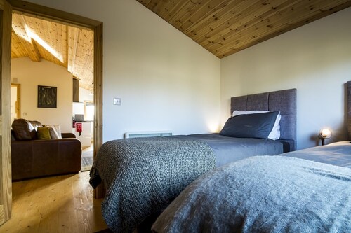 Laurel Lodge - 2 Bedroom Log Cabin - St Florence - Tenby