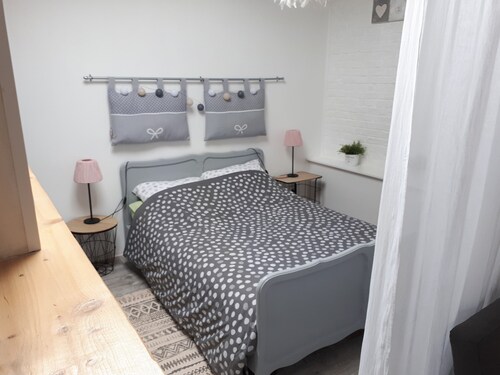 Independent studio on the 1st floor less than 1 kilometer from the Château de Lavaux