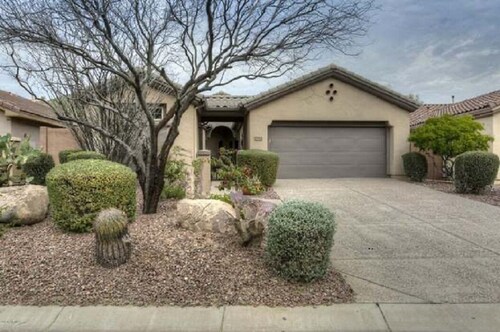 Country Club, Gated - Clean and cute 3 bed 3 bath home